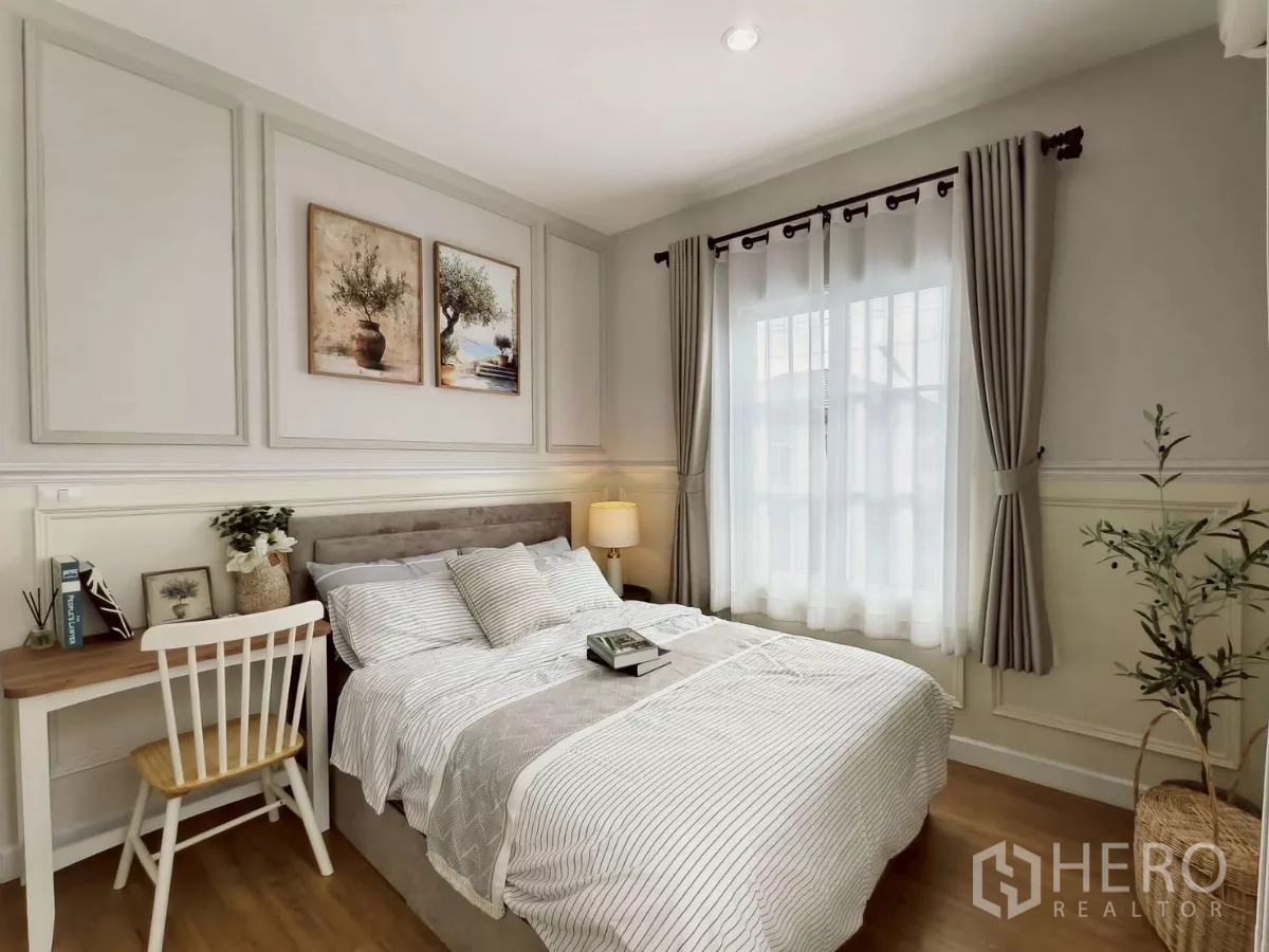 独立式住宅 出租在Khlong Luang, Pathum Thani - 次卧视角，床头灯与装饰画