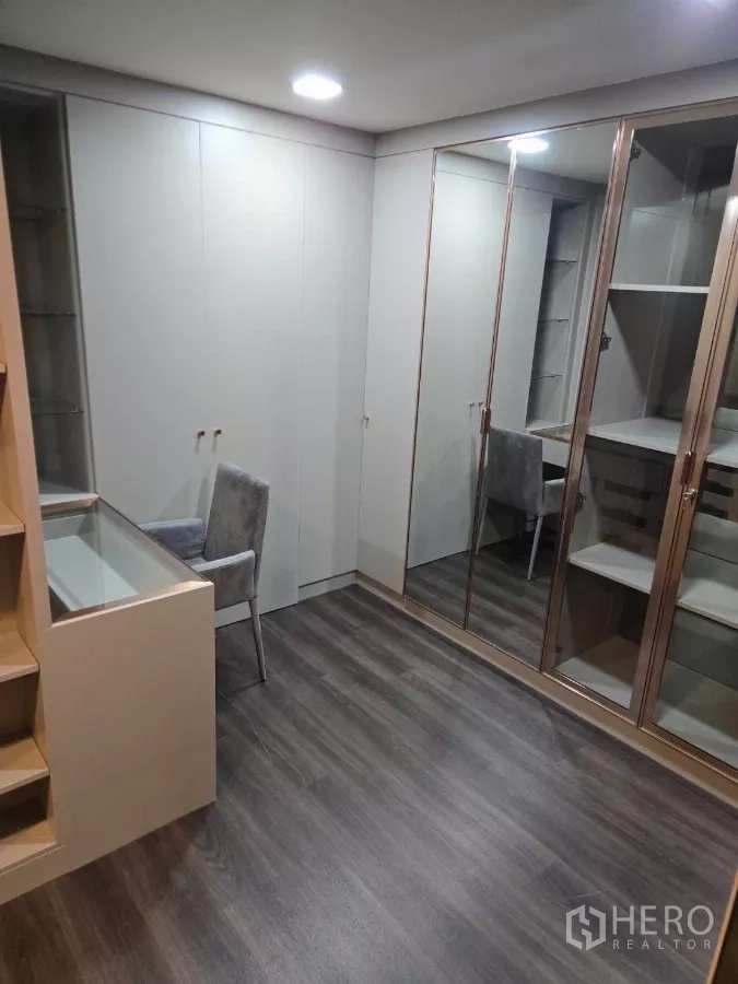 Detached House for rent or sale in Bang Phli, Samut Prakan - Dressing area connected to the bedroom with vanity and shelving.