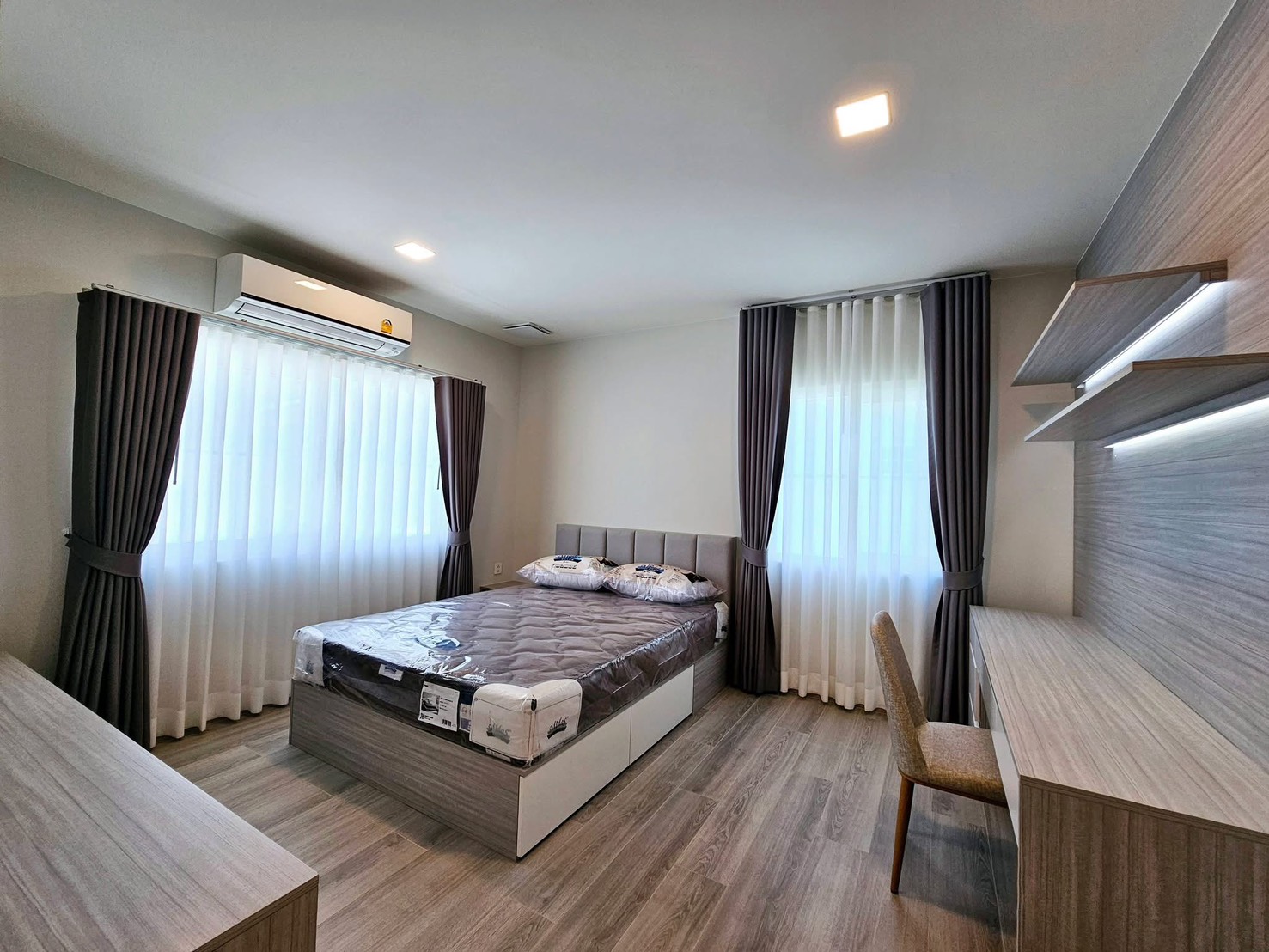 Detached House for rent in Bang Phli, Samut Prakan - Living-dining room with sliding doors opening to a private green garden.