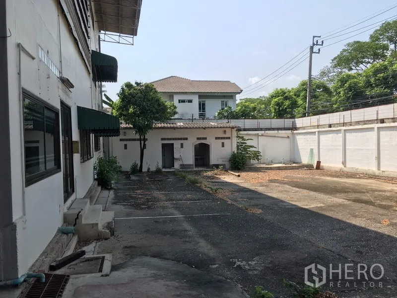 货栈 出租或出售在Bang Kapi, Bangkok - 仓库侧院与现场停车区，围墙围合。