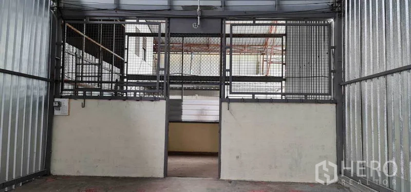 คลังสินค้า ให้เช่าในPak Kret, Nonthaburi - พื้นที่กั้นตะแกรงเหล็กพร้อมประตูทางเข้าเพื่อการเก็บของมีความปลอดภัย