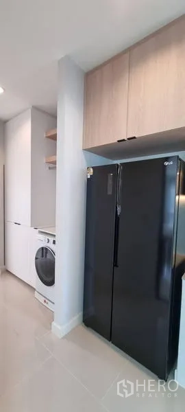บ้าน ให้เช่าในSaphan Sung, Bangkok - แพนทรีโมเดิร์นพร้อมตู้เย็นทรงสูงสีดำและตู้เก็บของด้านบน