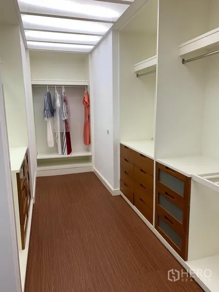 公寓 出售在Khlong Toei, Bangkok - 步入式衣帽间，明亮顶灯与定制抽屉