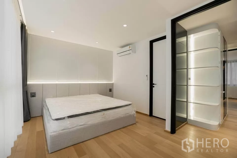 ทาวน์เฮาส์ ขายในChatuchak, Bangkok - ห้องนอนรองสไตล์มินิมอล เตียงเรียบง่าย ไฟนุ่ม และพื้นไม้