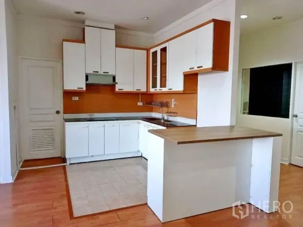 คอนโด ให้เช่าในKhlong Toei, Bangkok - ครัวรูปตัวแอล ตู้สีขาวพร้อมไอส์แลนด์ พื้นไม้และกระเบื้อง