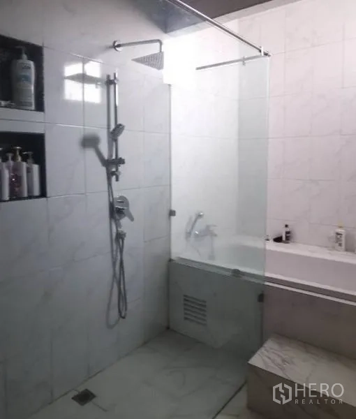 独立式住宅 出售在Pak Kret, Nonthaburi - 现代卫浴，玻璃淋浴间与浴缸，白色大理石瓷砖。