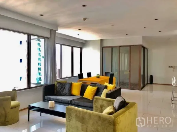 คอนโด ขายในKhlong Toei, Bangkok - พื้นที่นั่งเล่นและรับประทานอาหารแบบเปิดโล่ง พร้อมหน้าต่างเต็มผนังและห้องกระจก