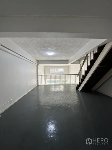 พื้นที่ขายปลีก ให้เช่าในWatthana, Bangkok - ชั้นลอยมองเห็นหน้าร้าน พร้อมบันไดไม้และราวกันตก.