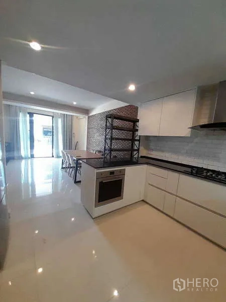 ทาวน์เฮาส์ ให้เช่าในKhlong Toei, Bangkok - ครัวรูปตัว U ตู้สีขาว เตาอบและเตาแก๊ส