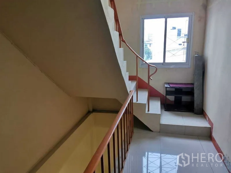 อาคารพาณิชย์ ให้เช่าในSuan Luang, Bangkok - บันไดภายในพร้อมราวจับและหน้าต่างรับแสงธรรมชาติ