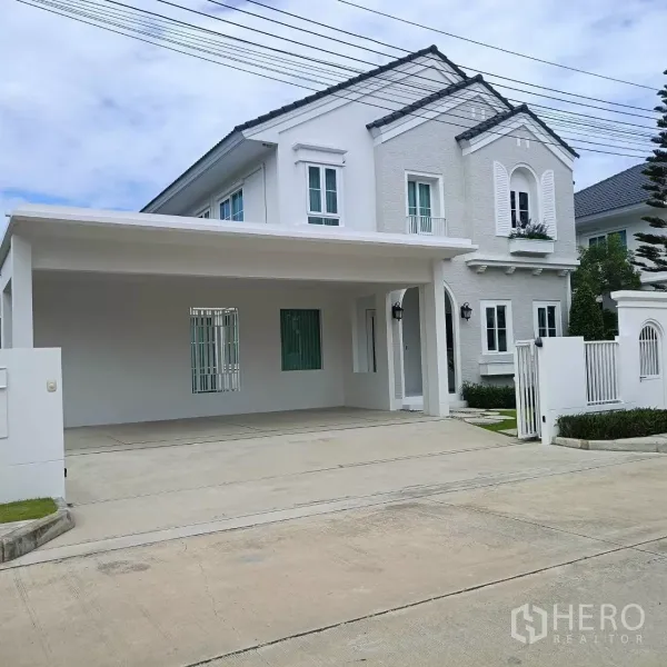 Detached House for rent in Bang Phli, Samut Prakan - Two-storey white detached house with covered three-car carport at Chaiyapruek Bangna KM.15.