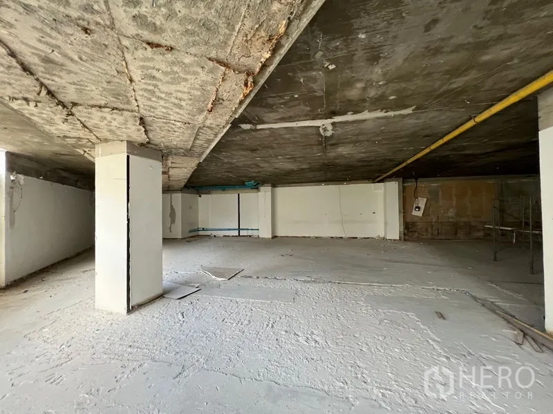 零售空间 出租在Watthana, Bangkok - 毛坯空间，外露混凝土天花与承重柱，墙面待装。