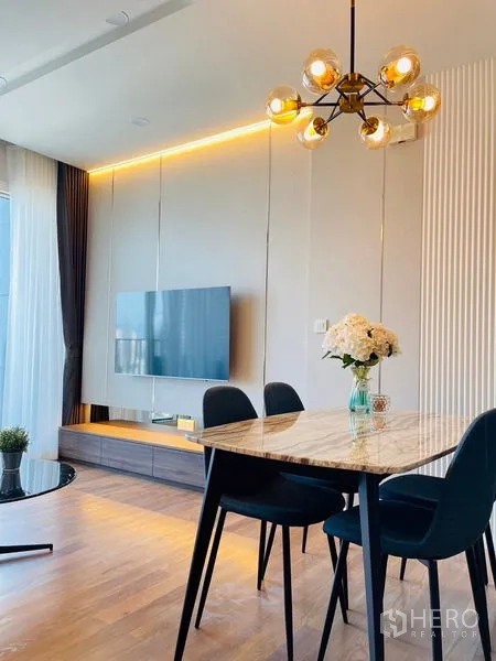 คอนโด ให้เช่าในKhlong Toei, Bangkok - ห้องน้ำร่วมสมัย กั้นอาบน้ำกระจกพร้อมเรนชาวเวอร์ อ่างล้างหน้าและกระเบื้องโทนอ่อน