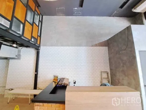 零售空间 出租在Khlong Toei, Bangkok - 服务吧台与白色地铁砖墙，高挑空间与混凝土饰面