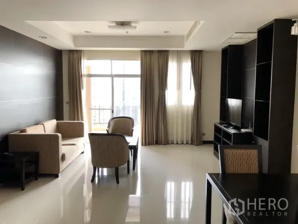 อพาร์ทเมนท์ ให้เช่าในRatchathewi, Bangkok - ห้องนั่งเล่นสว่างพร้อมโซฟาและประตูกระจกออกระเบียง รับแสงธรรมชาติ