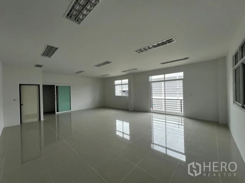 货栈 出租在Phra Samut Chedi, Samut Prakan - 大尺寸办公室，推拉玻璃门与阳台式窗，瓷砖光亮。