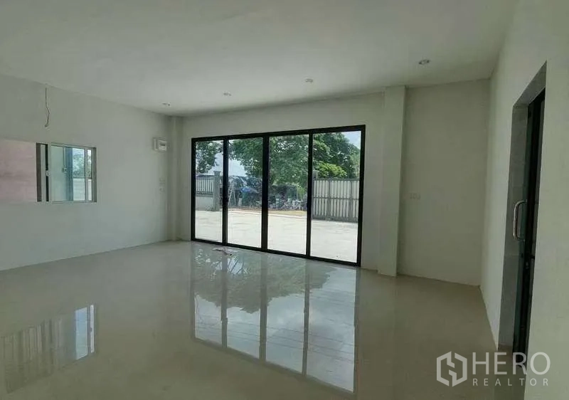 货栈 出租在Pathum Thani - 一层明亮办公区，落地推拉玻璃门与亮面地砖