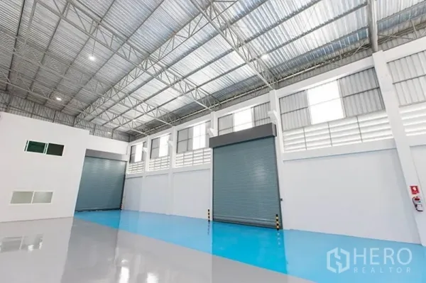 โรงงาน ให้เช่าในBang Phli, Samut Prakan - ช่องโหลดสินค้าหลายจุดพร้อมประตูม้วน และทางวิ่งพื้นอีพ็อกซี่สีน้ำเงินภายในโรงงาน