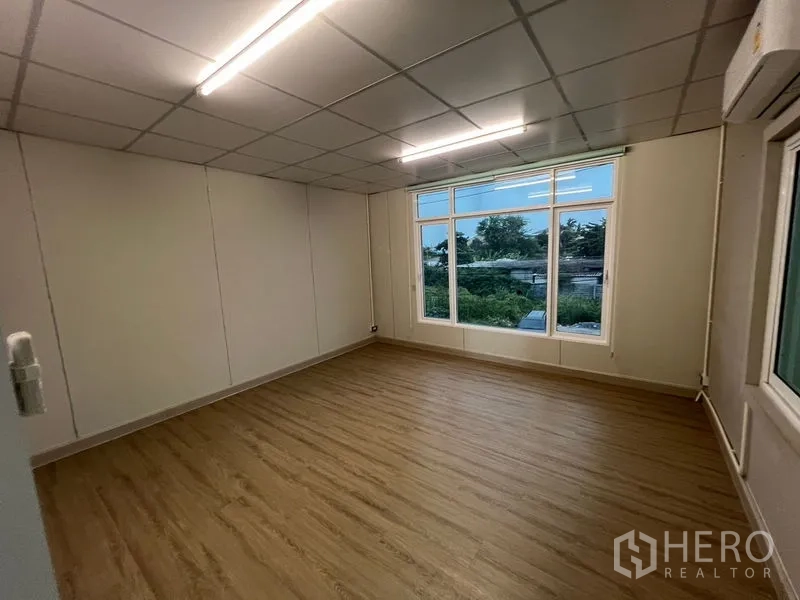 คลังสินค้า ให้เช่าในPrawet, Bangkok - ห้องออฟฟิศสว่าง พร้อมหน้าต่างบานใหญ่ พื้นลายไม้ และแอร์