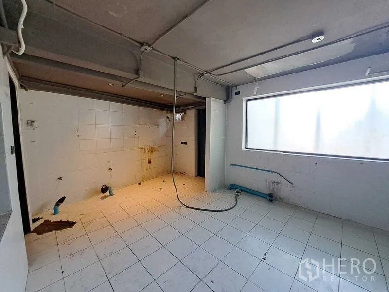 零售空间 出租在Watthana, Bangkok - 后勤瓷砖房带上下水与大面积磨砂窗，适合厨房或储藏。