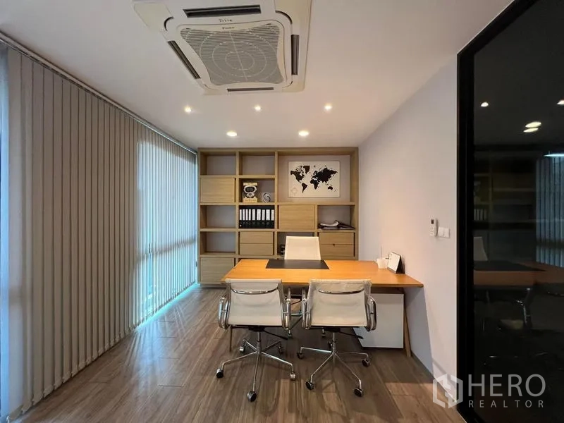 สำนักงานที่บ้าน ให้เช่าในBueng Kum, Bangkok - ห้องผู้บริหารพร้อมชั้นบิลท์อิน โต๊ะทำงาน และเก้าอี้สามตัว