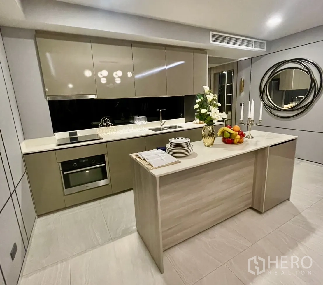 คอนโด ให้เช่าในWatthana, Bangkok - โถงเก็บของพร้อมตู้เสื้อผ้าบานกระจกและชั้นโชว์