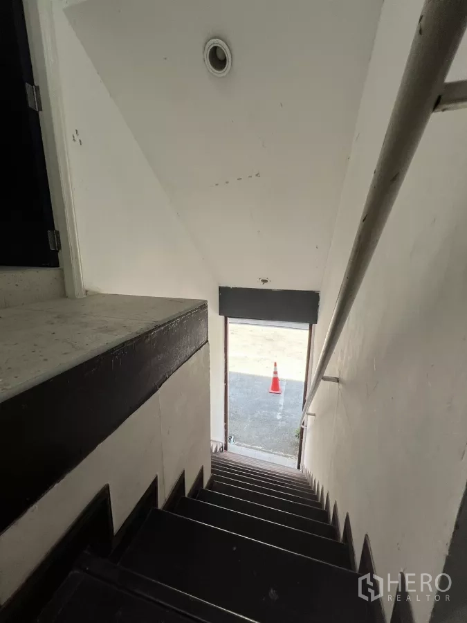 พื้นที่ขายปลีก ให้เช่า - บันไดมองลงไปยังประตูชั้นล่างและลานจอดรถ