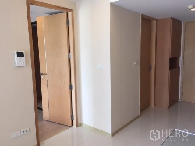 คอนโด ให้เช่าหรือขายในPathum Wan, Bangkok - โถงทางเข้าพร้อมประตูไม้โทนอ่อน และตู้บิลท์อินสำหรับเก็บของ