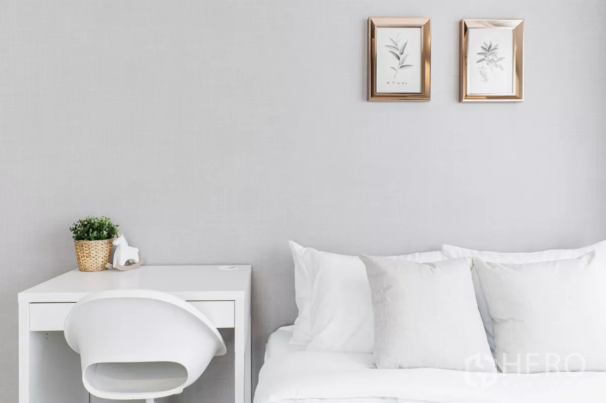 คอนโด ให้เช่าในChatuchak, Bangkok - มุมทำงานสีขาวมินิมอลข้างเตียง พร้อมของตกแต่งเรียบง่าย