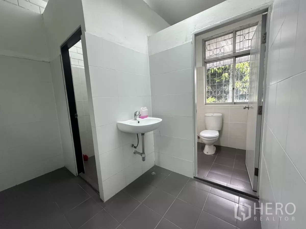 คลังสินค้า ให้เช่าในPhra Khanong, Bangkok - ห้องน้ำสะอาด ผนังกระเบื้อง อ่างล้างหน้าและโถสุขภัณฑ์ ใกล้โซนออฟฟิศ
