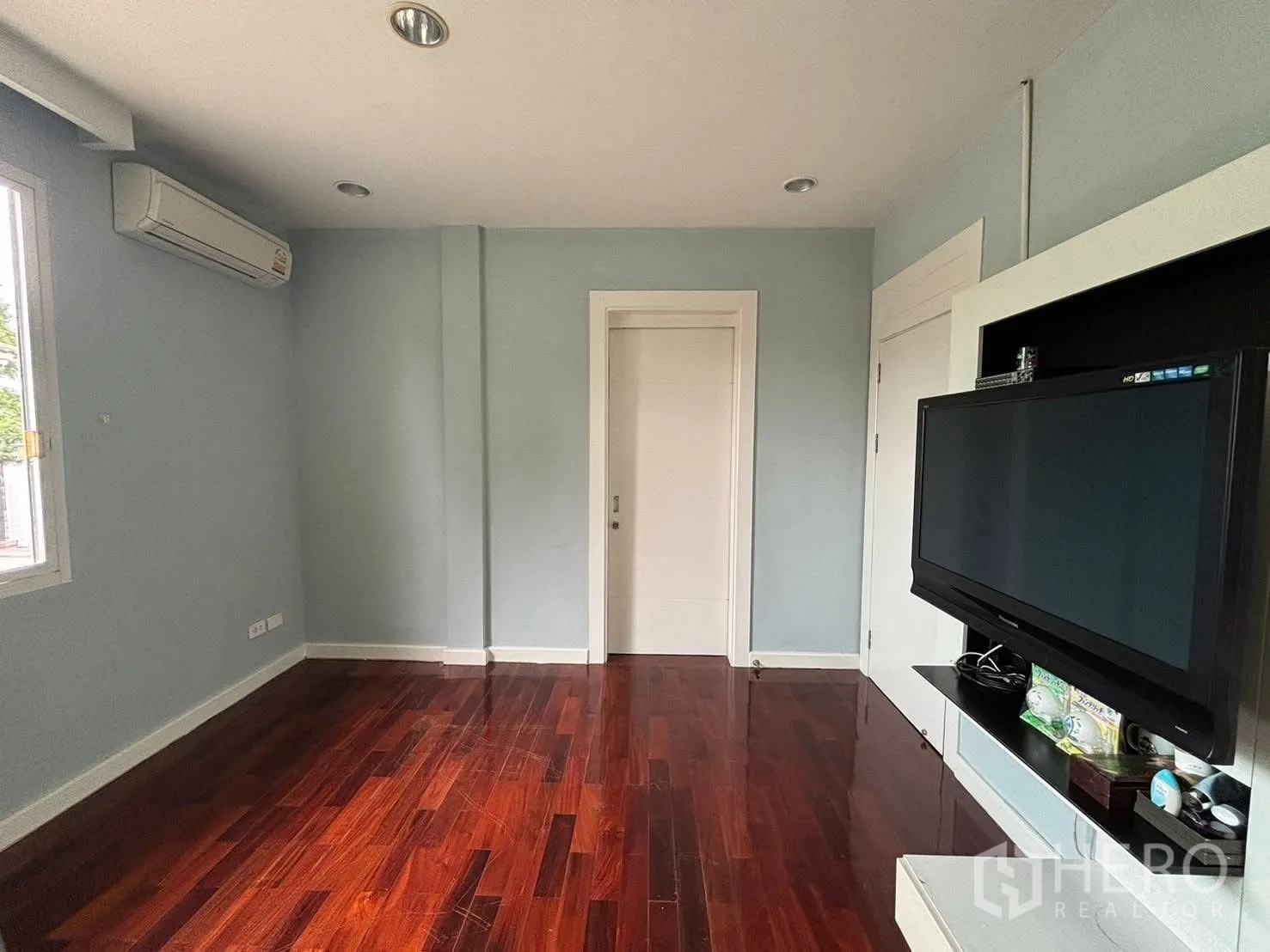 独立式住宅 出租在Bang Kapi, Bangkok - 次卧，墙挂电视与木地板