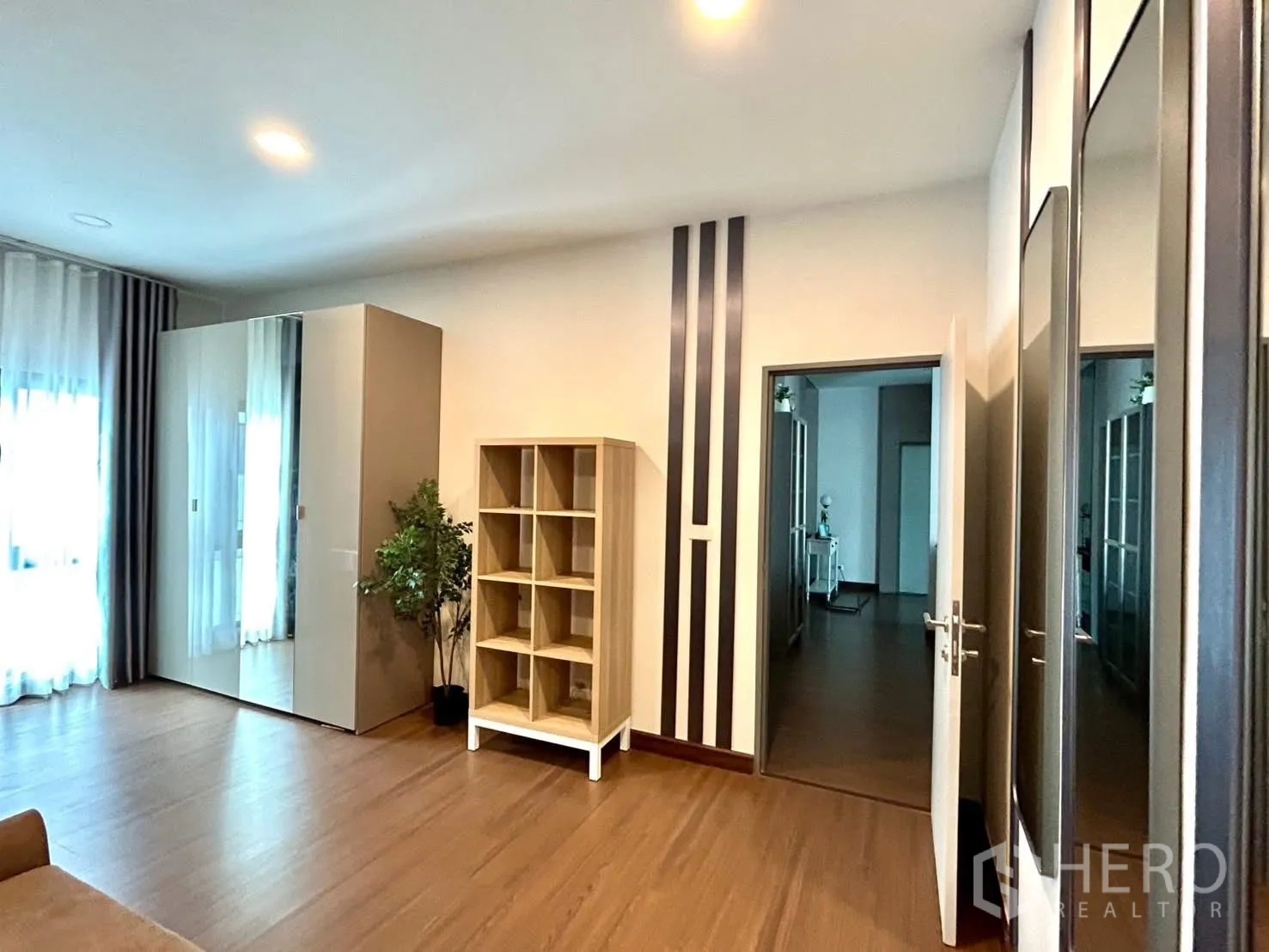 独栋房屋 for rent in Bang Phli, Samut Prakan - 大卧室配衣柜、开放式置物架和落地窗帘。