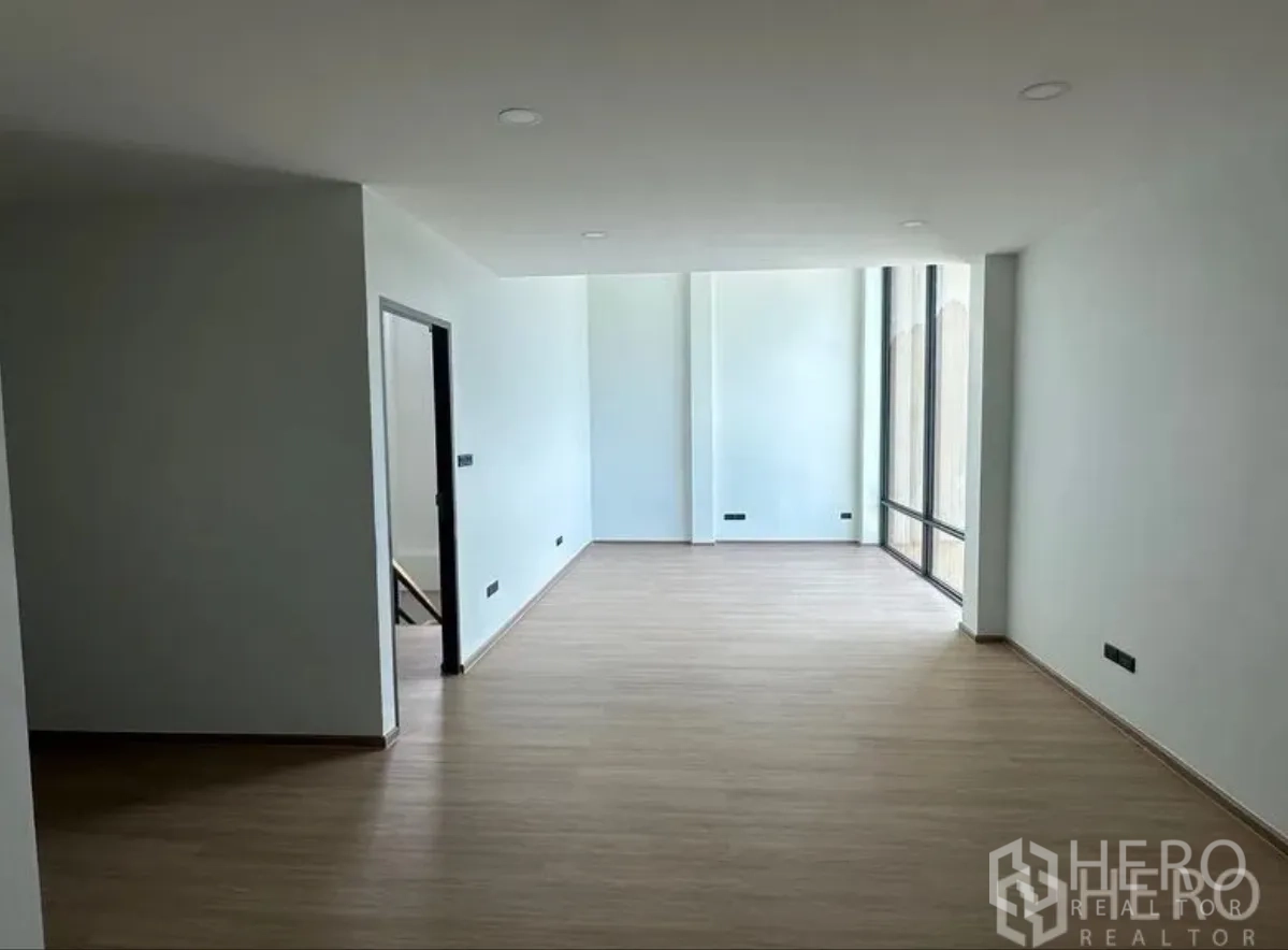 โกดัง for sale in Lam Luk Ka, Pathum Thani - โถงออฟฟิศยาวติดกระจกเต็มบาน มีห้องแยกด้านท้าย