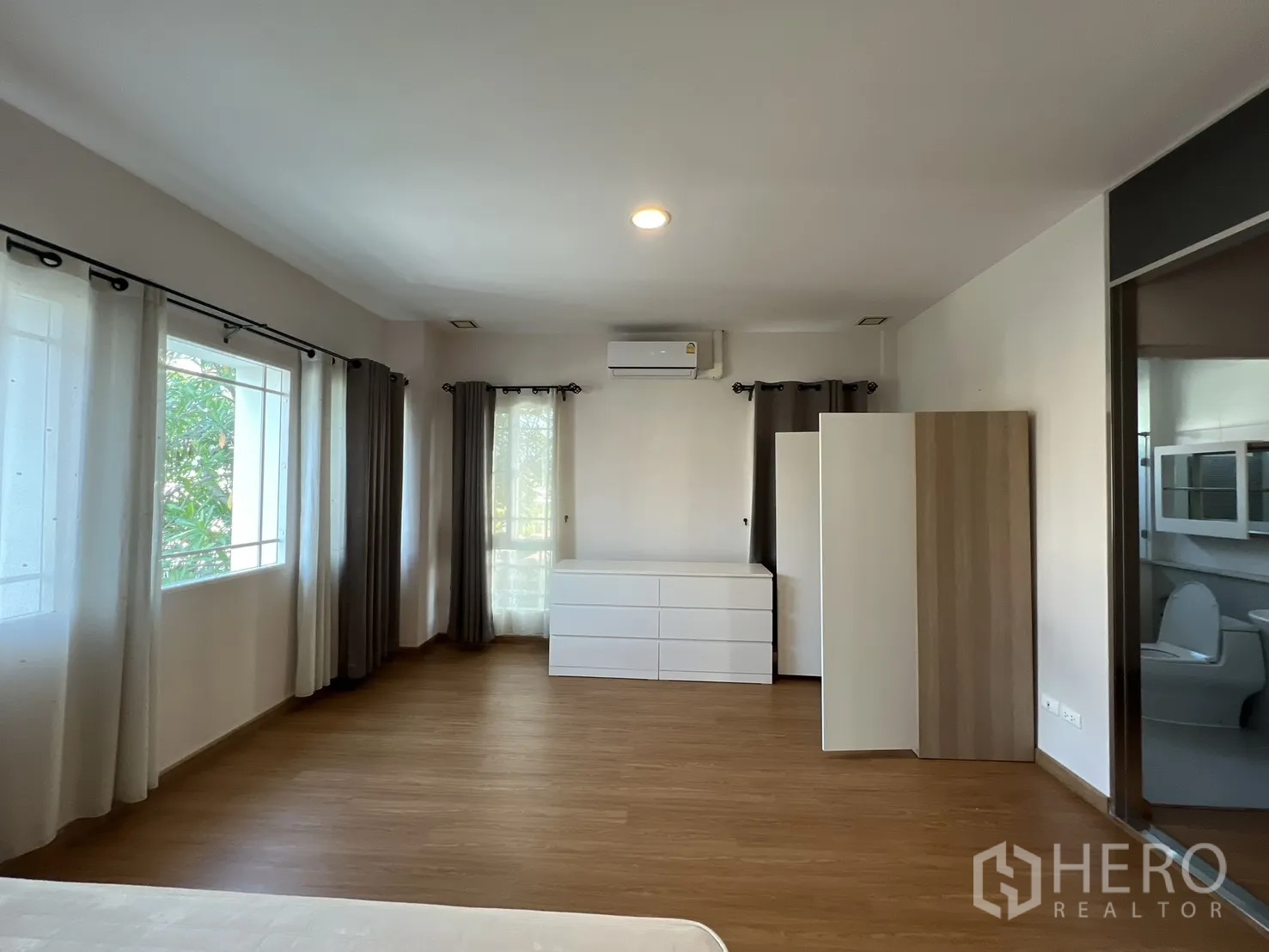 บ้านเดี่ยว for rent in Bang Kapi, Bangkok - มุมห้องนอนมีตู้ลิ้นชัก ตู้เสื้อผ้า และเครื่องปรับอากาศติดผนัง.