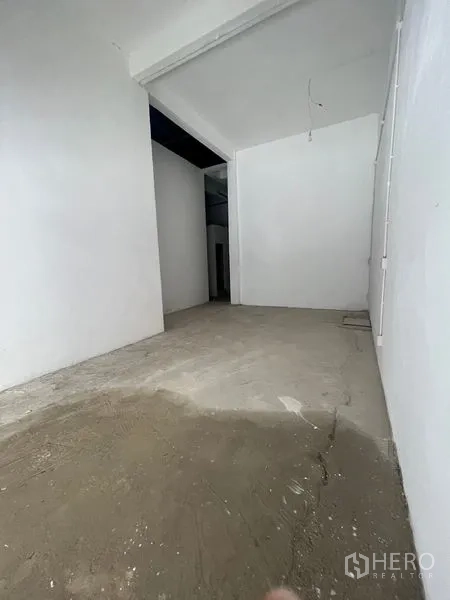 店屋 出租在Bang Rak, Bangkok - 入口后的狭长型商铺空间