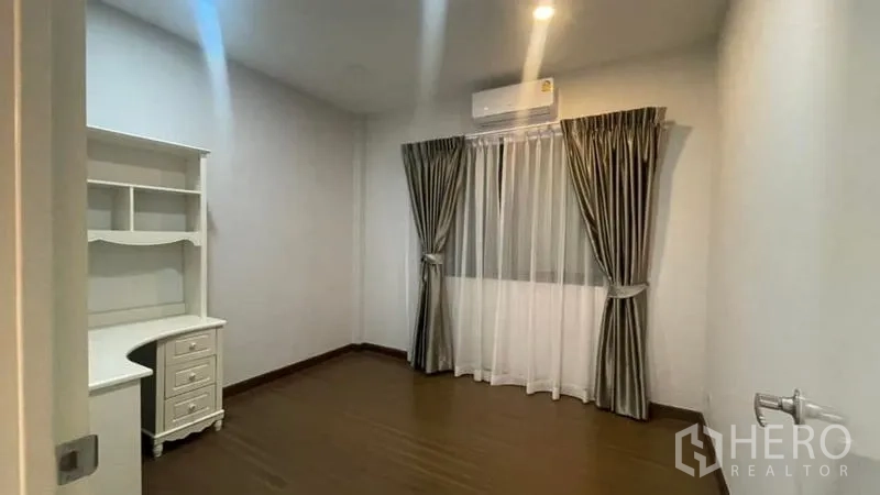 บ้าน ให้เช่าหรือขายในPrawet, Bangkok - ห้องนอนหรือห้องทำงานพร้อมโต๊ะบิลท์อิน พื้นไม้ และผ้าม่าน