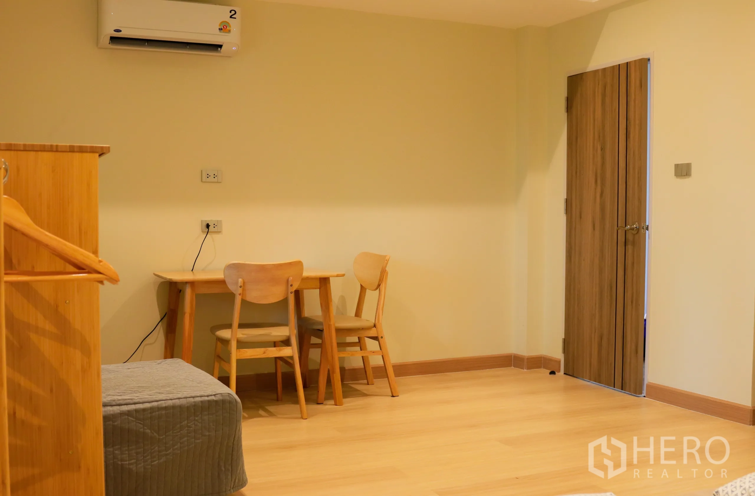 อาคารพาณิชย์ ให้เช่าในWatthana, Bangkok - มุมห้องเรียบง่าย โต๊ะและเก้าอี้บนพื้นไม้