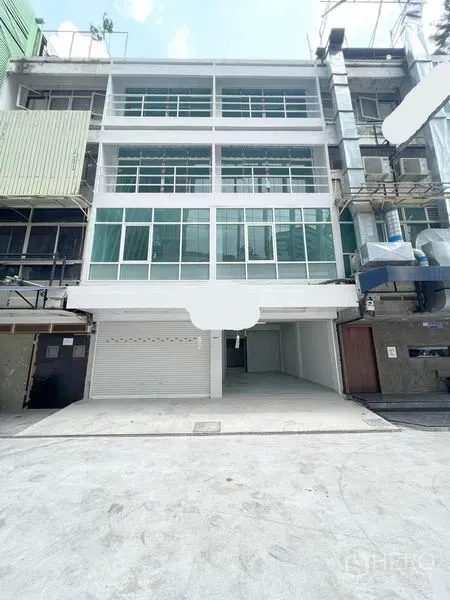 อาคารพาณิชย์ ให้เช่าในKhlong Toei, Bangkok - อาคารพาณิชย์รีโนเวท หน้าต่างกระจกทั้งแถบ พร้อมประตูม้วนชั้นล่าง