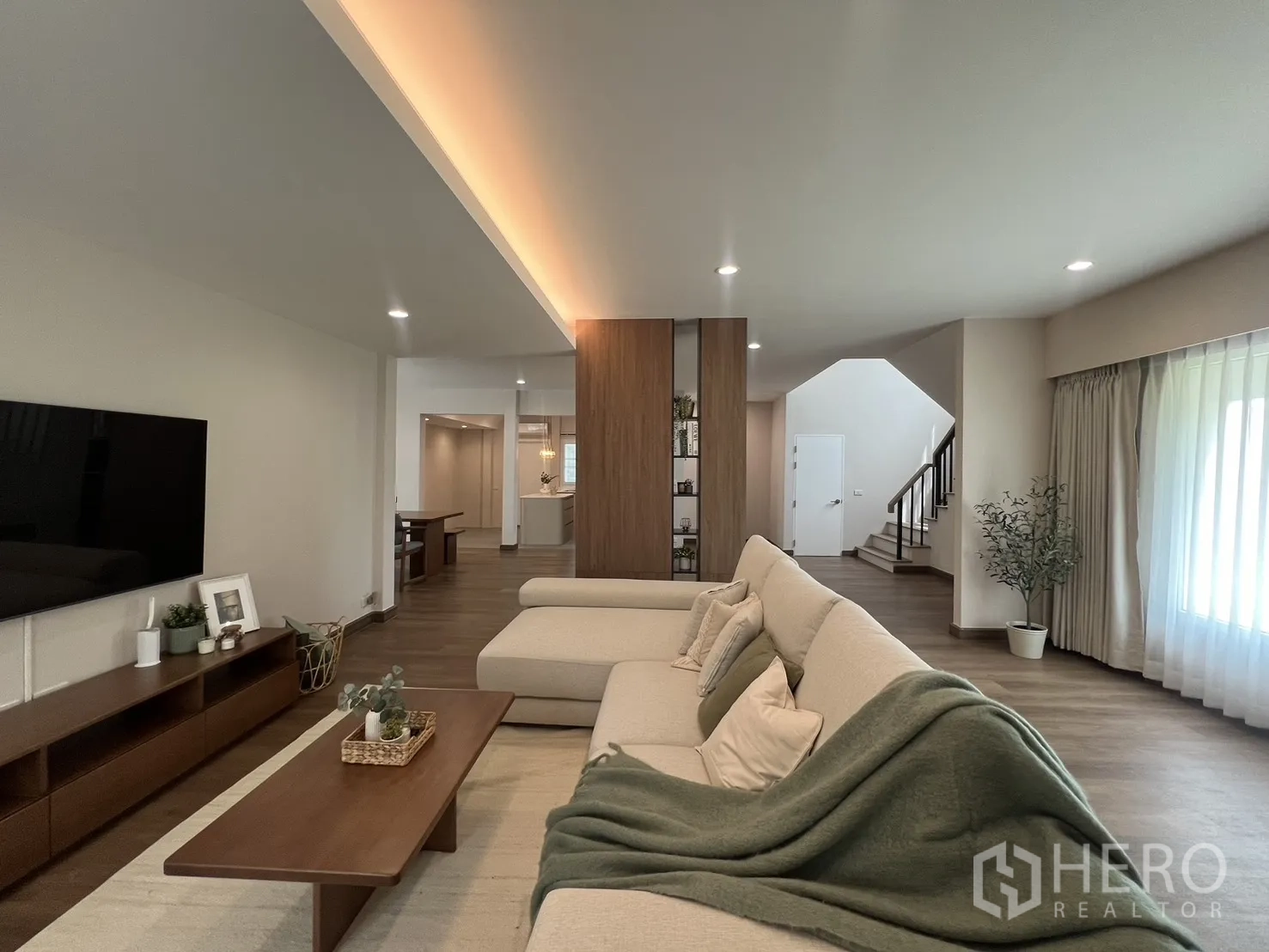 独立式住宅 出租在Mueang Samut Prakan, Samut Prakan - 开放式客餐厅，沙发、用餐区与楼梯相连。