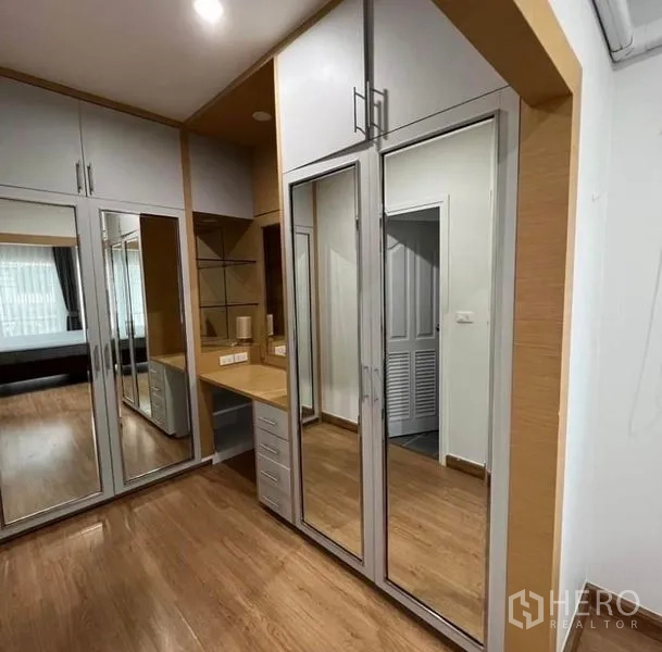 独立式住宅 出租在Suan Luang, Bangkok - 内置衣柜与梳妆区，镜面柜门