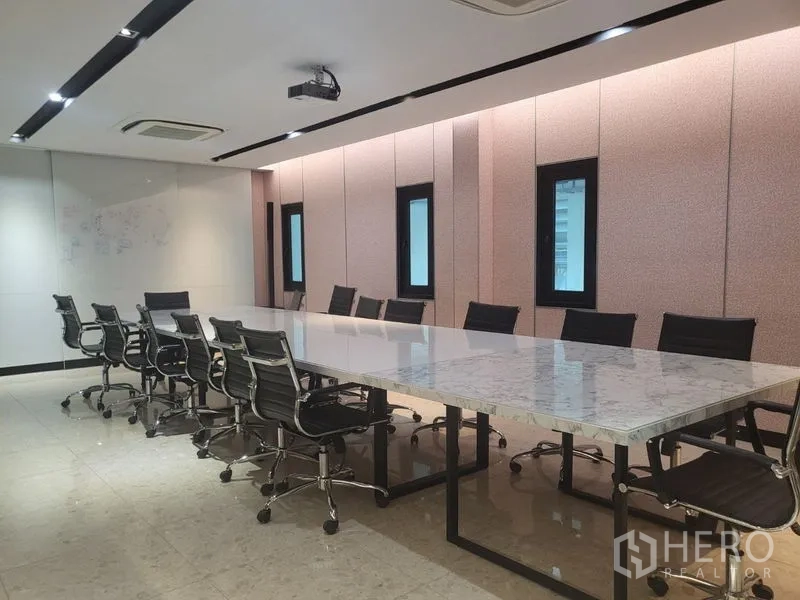 คลังสินค้า ขายในLat Krabang, Bangkok - ห้องประชุมใหญ่ โต๊ะหินอ่อนยาว เก้าอี้จำนวนมากและโปรเจ็กเตอร์