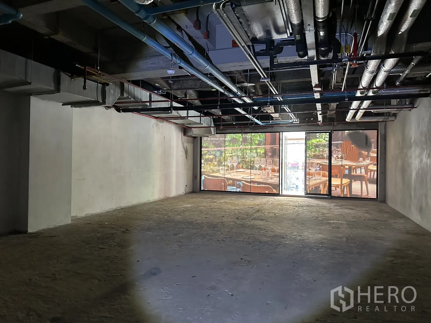 พื้นที่ขายของ for rent in Bang Rak, Bangkok - ด้านหน้าร้านกระจกบานกว้างพร้อมประตูเลื่อน ให้แสงสว่างเข้าสู่พื้นที่ว่าง