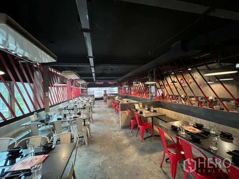 店屋 出租或出售在Khlong Toei, Bangkok - 大型冷藏展示墙，整齐陈列各类新鲜食材。