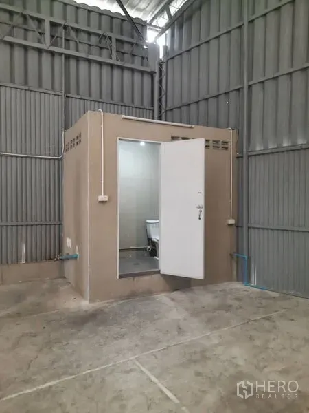 คลังสินค้า ให้เช่าในSathon, Bangkok - ห้องน้ำก่อสร้างภายในโกดัง พร้อมอ่างล้างหน้าและไฟส่องสว่าง