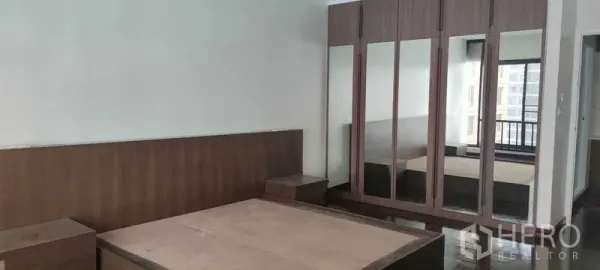 อพาร์ทเมนท์ ให้เช่าในPathum Wan, Bangkok - ห้องนอนหลักพร้อมฐานเตียง ตู้เสื้อผ้ากระจกบานใหญ่ และหน้าต่างมุม