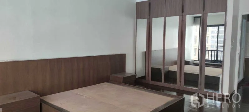 อพาร์ทเมนท์ ให้เช่าในPathum Wan, Bangkok - ห้องนอนหลักพร้อมฐานเตียง ตู้เสื้อผ้ากระจกบานใหญ่ และหน้าต่างมุม