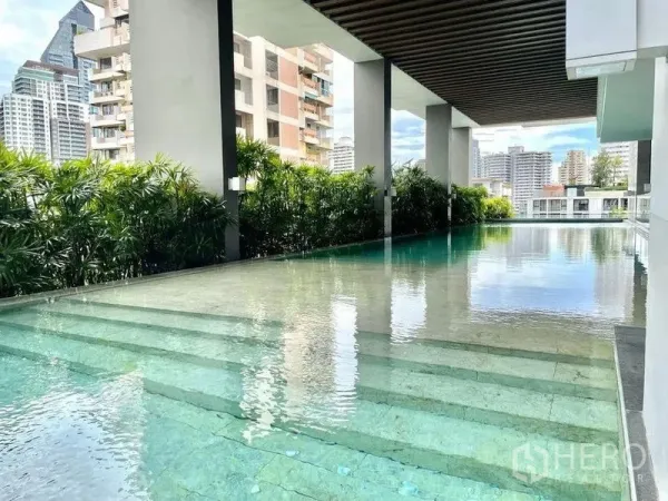 คอนโด ให้เช่าหรือขายในWatthana, Bangkok - สระว่ายน้ำกลางแจ้งของคอนโด บรรยากาศร่มรื่น มองเห็นวิวสกายไลน์กรุงเทพฯ