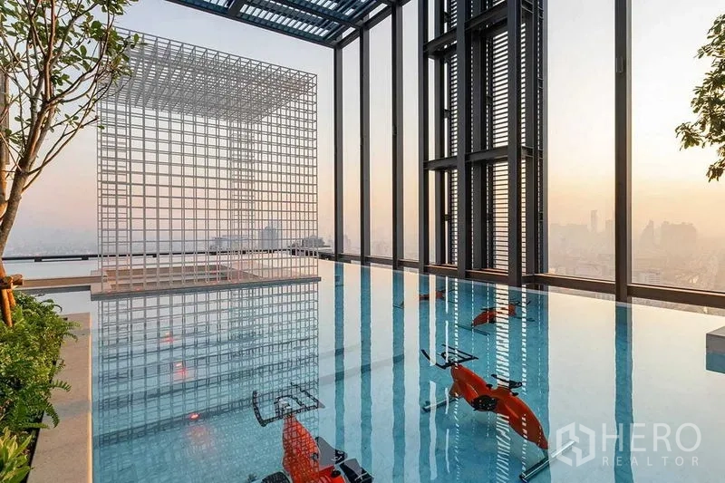 公寓 出租在Ratchathewi, Bangkok - 空中泳池配水中健身单车与艺术装置，城市全景。