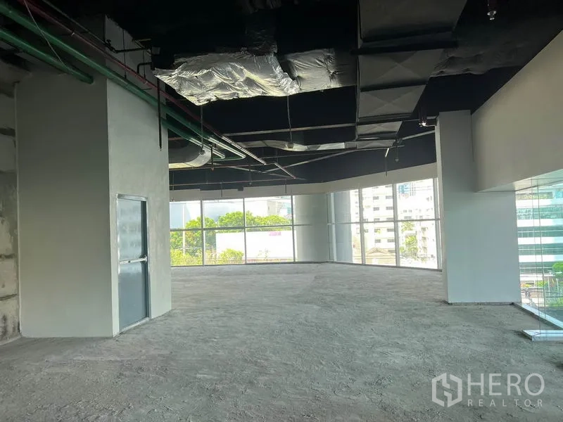 พื้นที่ขายปลีก ให้เช่าในBang Rak, Bangkok - ห้องมุมกระจกโอบรอบ เพดานสูง ใกล้รถไฟฟ้า BTS ช่องนนทรี