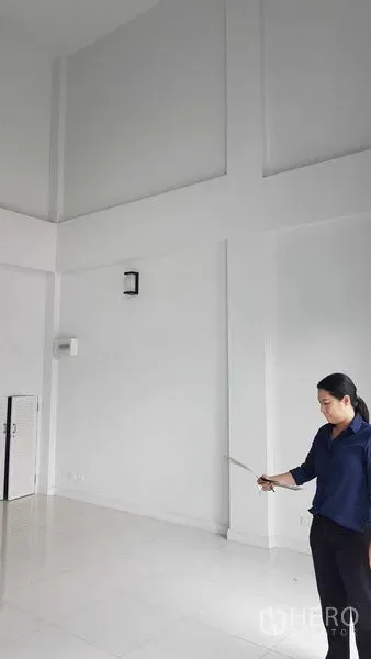 店屋 出租或出售在Bang Na, Bangkok - 宽敞白色室内空间，挑高天花与瓷砖地面，可自行装修。